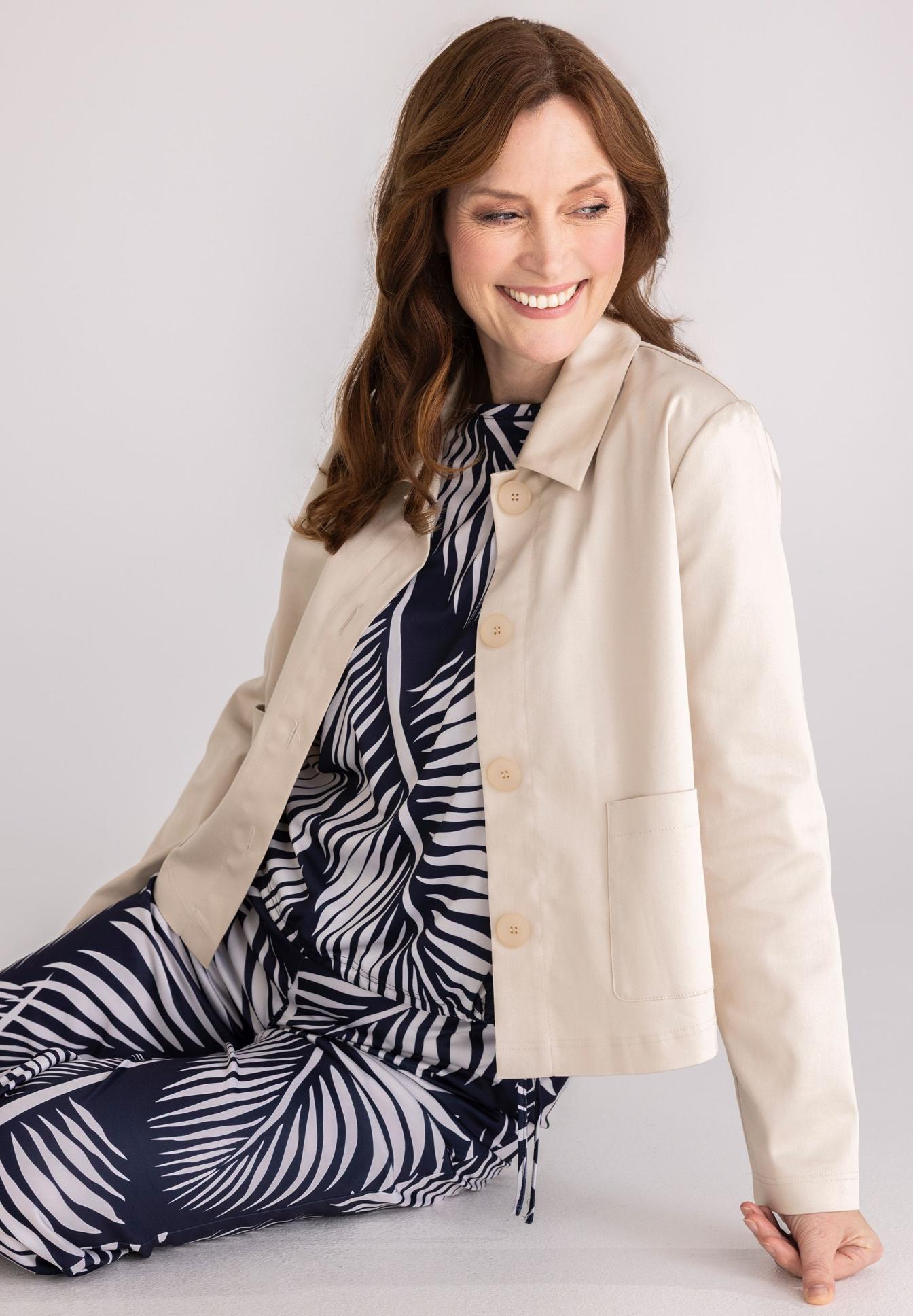 Short blazer with shiny buttons - Bild 4