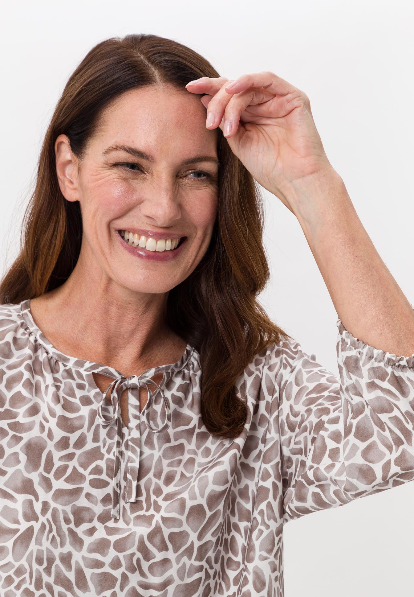 Blouse in a trendy animal print - Bild 4